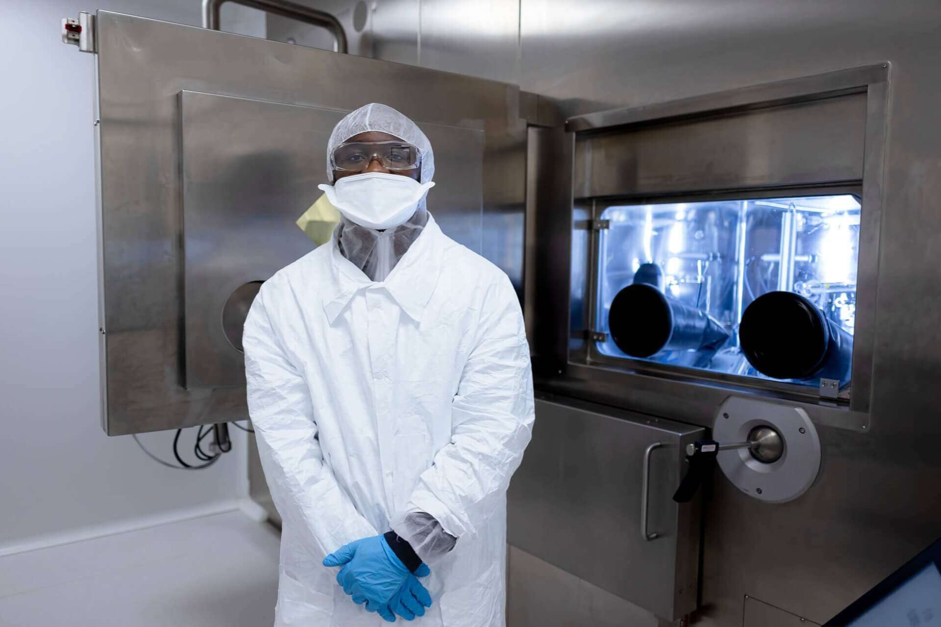 Cleanroom worker by machinery
